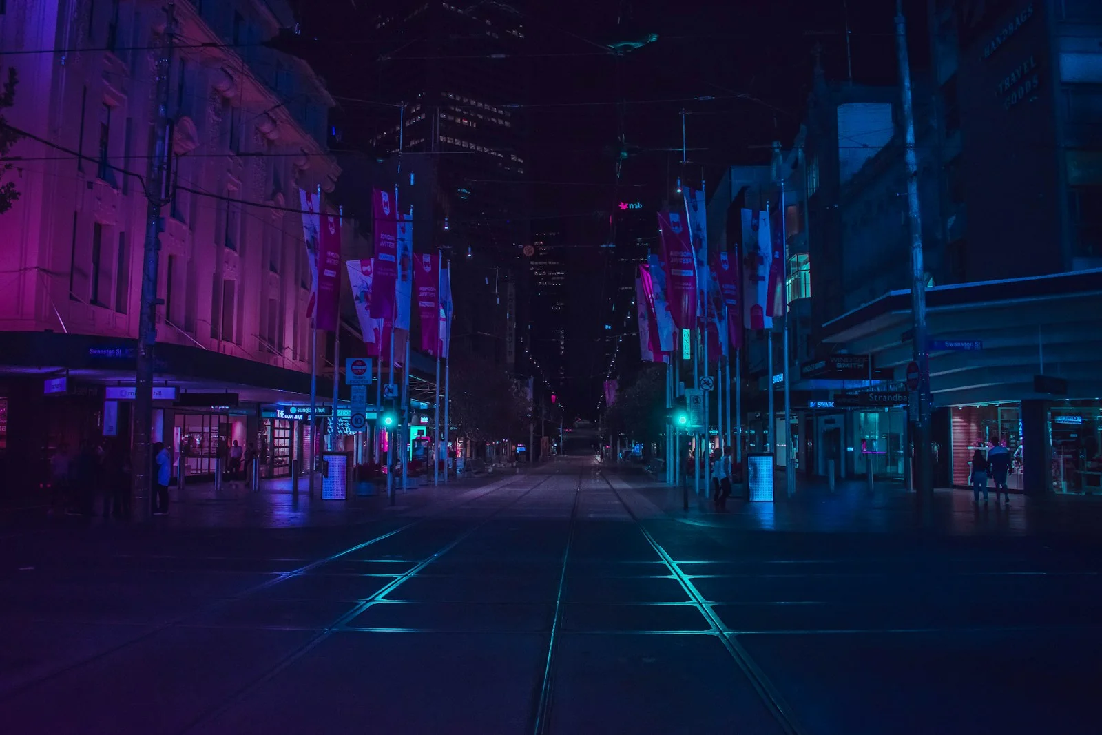 香蕉视频私人影院专题:蓝紫霓虹夜间街道摄影
